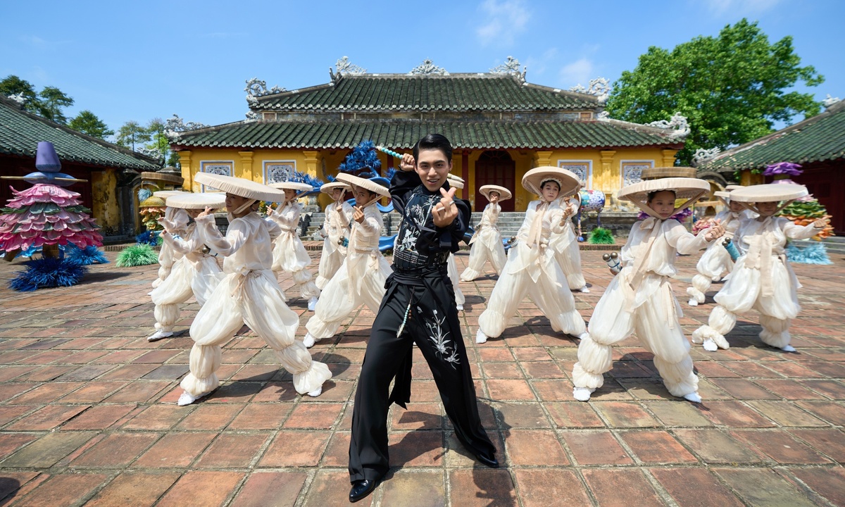 Mono đưa nét Huế vào MV ‘Công tử văn thơ’: góc nhìn mới cho người chơi Việt - hình ảnh - okfun.vn Mono đưa nét Huế vào MV ‘Công tử văn thơ’: góc nhìn mới cho người chơi Việt - hình ảnh - okfun.vn