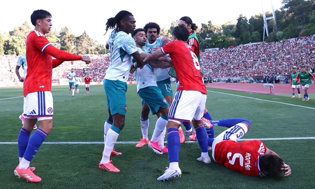 Tiền đạo Bồ Đào Nha tát đối thủ trong trận giao hữu trước World Cup - hình ảnh - okfun.vn Tiền đạo Bồ Đào Nha tát đối thủ trong trận giao hữu trước World Cup - hình ảnh - okfun.vn