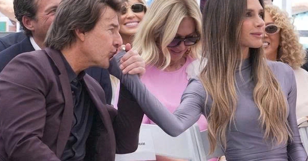 Khoảnh khắc Tom Cruise hôn tay Victoria Beckham gây xôn xao cộng đồng mạng - hình ảnh - okfun.vn