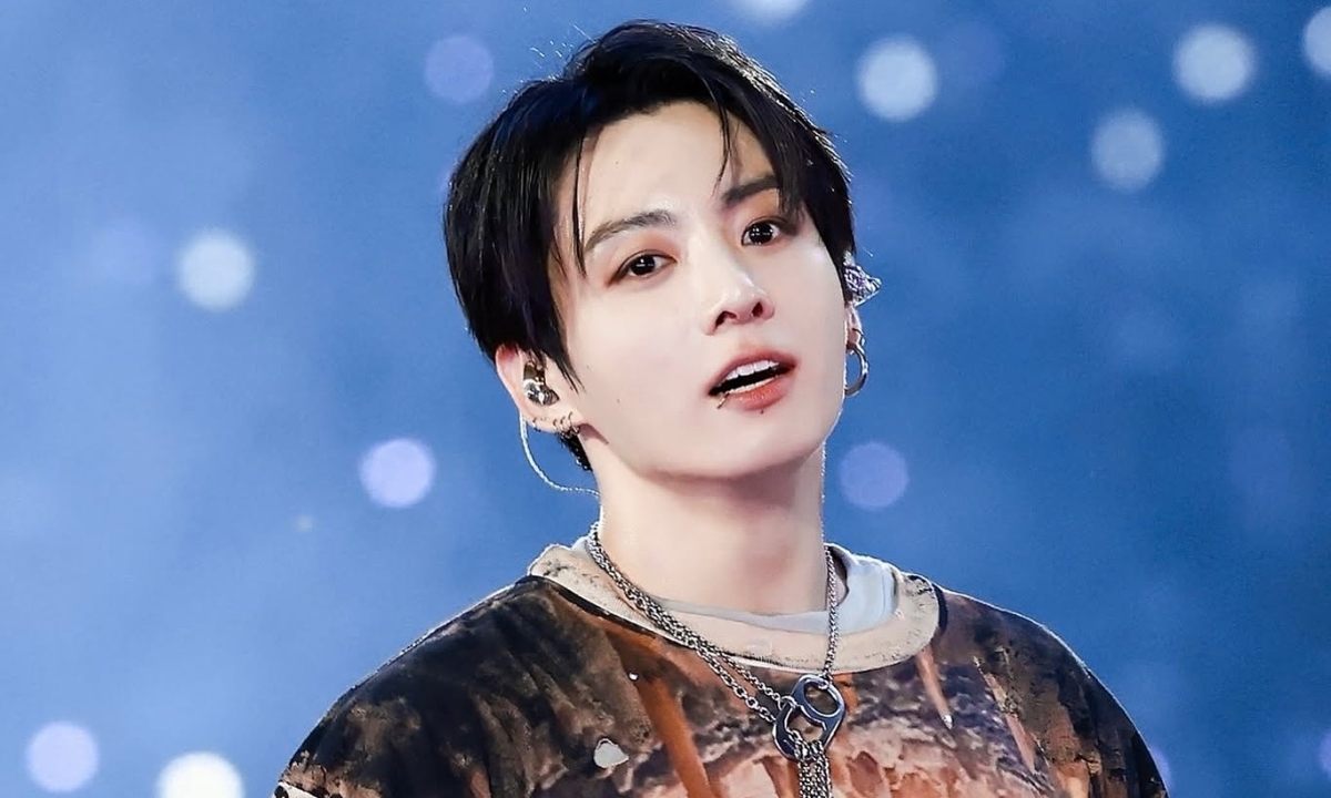 Jungkook BTS diện jeans rách của nhà thiết kế Việt trên sân khấu - hình ảnh - okfun.vn