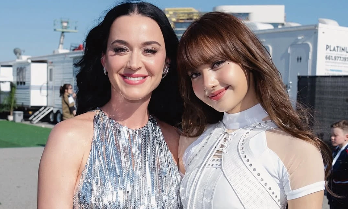 Katy Perry hội ngộ Lisa tại World Cup 2026: Khoảnh khắc sao quốc tế làm fan Việt dậy sóng - hình ảnh - okfun.vn Katy Perry hội ngộ Lisa tại World Cup 2026: Khoảnh khắc sao quốc tế làm fan Việt dậy sóng - hình ảnh - okfun.vn
