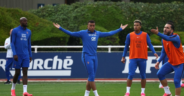 ‘Biến căng’ bao trùm đội tuyển Pháp, Mbappe bất mãn rời sân tập - hình ảnh - okfun.vn ‘Biến căng’ bao trùm đội tuyển Pháp, Mbappe bất mãn rời sân tập - hình ảnh - okfun.vn