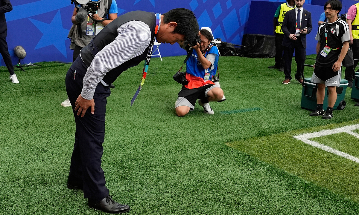 HLV Nhật Bản cúi đầu tri ân khán giả sau trận thua Brazil tại World Cup 2026 - hình ảnh - okfun.vn HLV Nhật Bản cúi đầu tri ân khán giả sau trận thua Brazil tại World Cup 2026 - hình ảnh - okfun.vn