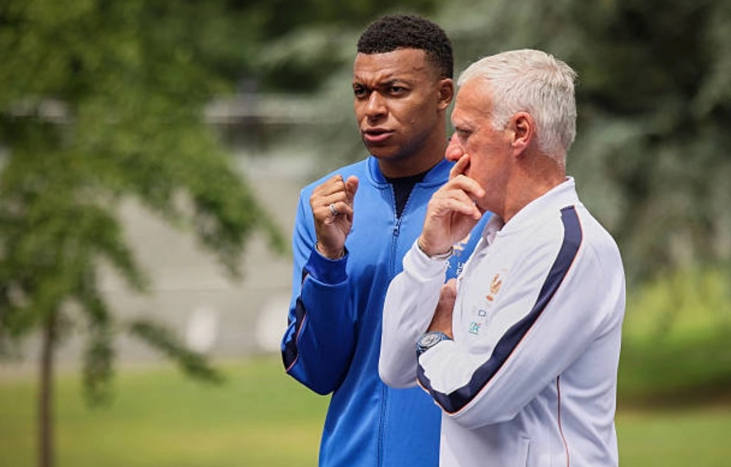 Deschamps: ‘Nhiều HLV cũng ngốc như tôi khi xếp Mbappe đá trung phong’ - hình ảnh - okfun.vn