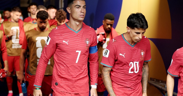 ‘Fan cuồng’ Ronaldo gây bão mạng sau trận hòa Congo: OKFUN cập nhật tin nóng - hình ảnh - okfun.vn ‘Fan cuồng’ Ronaldo gây bão mạng sau trận hòa Congo: OKFUN cập nhật tin nóng - hình ảnh - okfun.vn