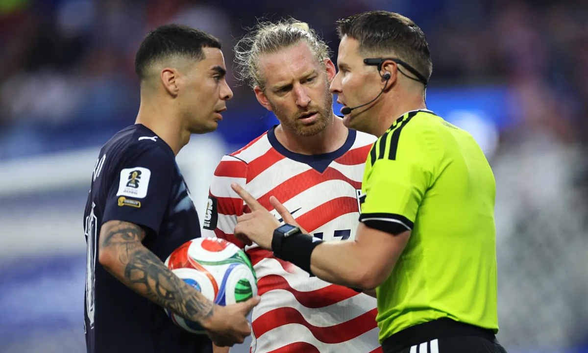 Luật VAR mới giúp thủ quân đội tuyển Mỹ tránh thẻ vàng tại World Cup 2026 - hình ảnh - okfun.vn Luật VAR mới giúp thủ quân đội tuyển Mỹ tránh thẻ vàng tại World Cup 2026 - hình ảnh - okfun.vn