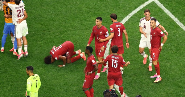 HLV Tây Ban Nha ôm Ronaldo và lời ngợi khen: Dấu ấn cảm xúc tại World Cup 2026 - hình ảnh - okfun.vn HLV Tây Ban Nha ôm Ronaldo và lời ngợi khen: Dấu ấn cảm xúc tại World Cup 2026 - hình ảnh - okfun.vn