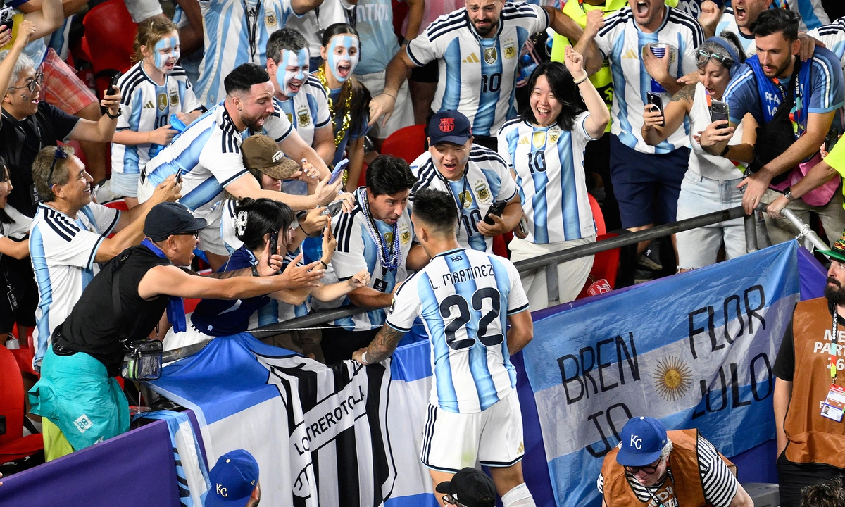 Báo Anh đặt dấu hỏi về việc tiền đạo Argentina thoát thẻ đỏ: góc nhìn mới cho người chơi Việt - hình ảnh - okfun.vn