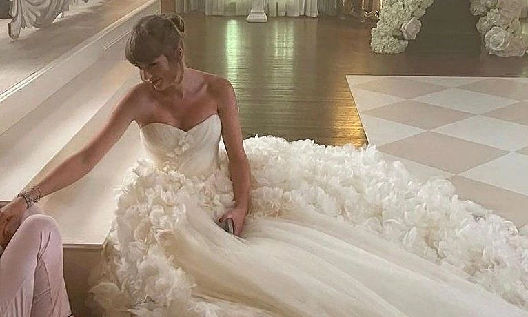 Taylor Swift diện đầm cưới Dior trong hôn lễ – OKFUN cập nhật tin giải trí nóng - hình ảnh - okfun.vn